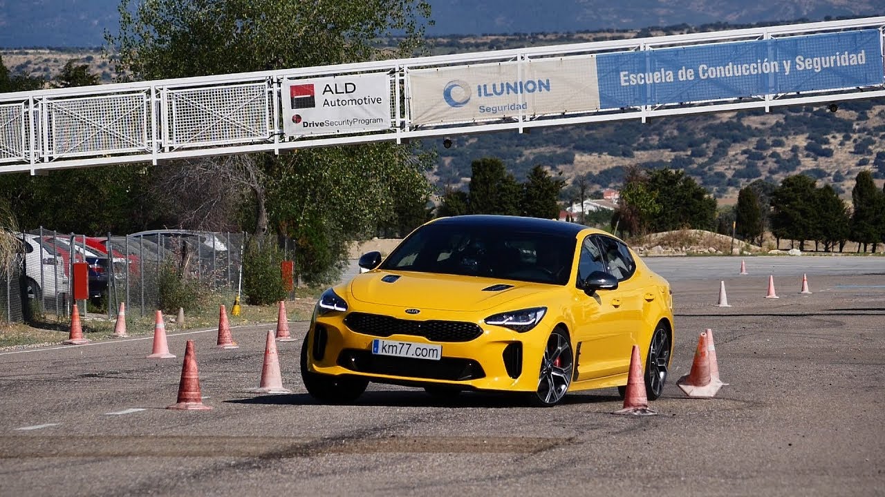 KIA Stinger 2018 - Maniobra de esquiva (moose test) y eslalon | km77.com