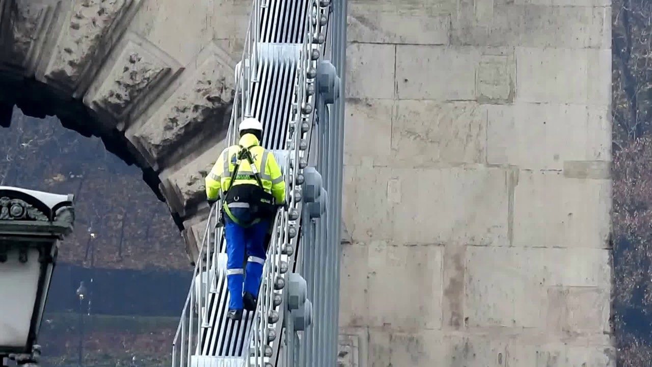 A Lánchíd megmászása - Ipari alpinisták - Budapest