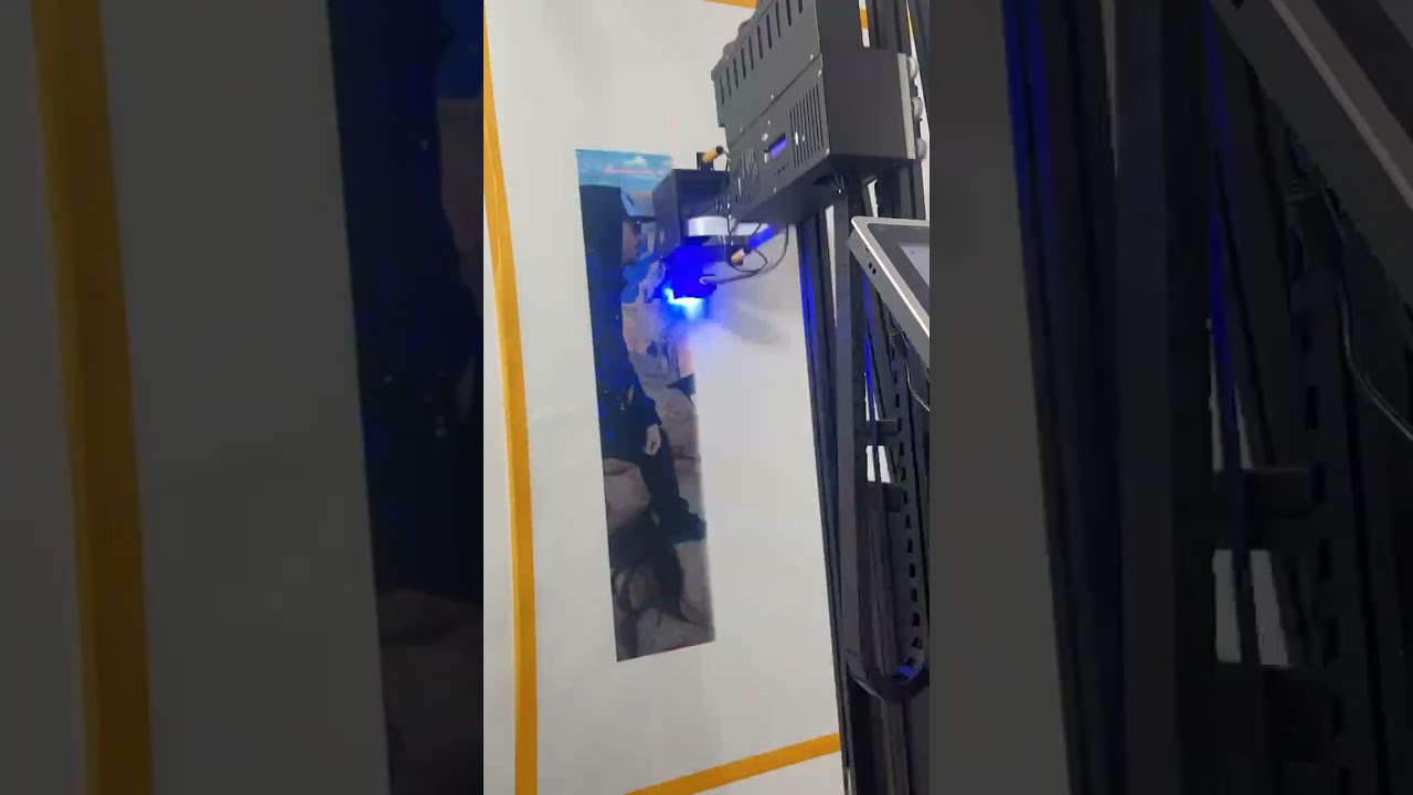 Imagine the endless possibilities of using this wall printer technology to paint your city!