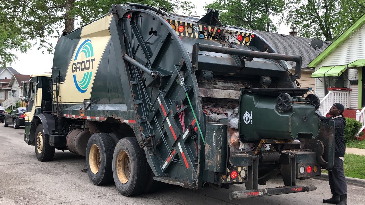 Groot Mack LEU McNeilus Rear Loader Garbage Truck on Heavy Bellwood Trash