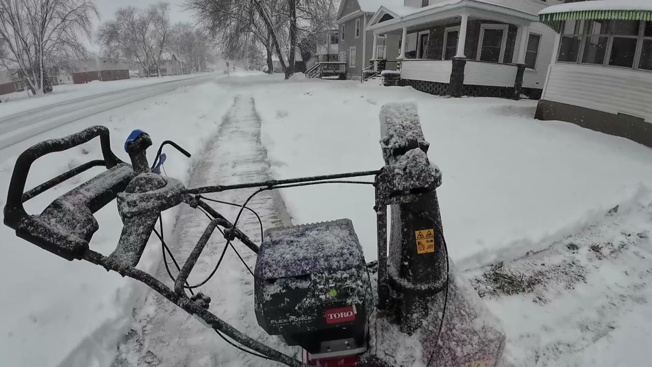 Can the Toro SnowMaster Electric Handle Wet Snow and Ice?
