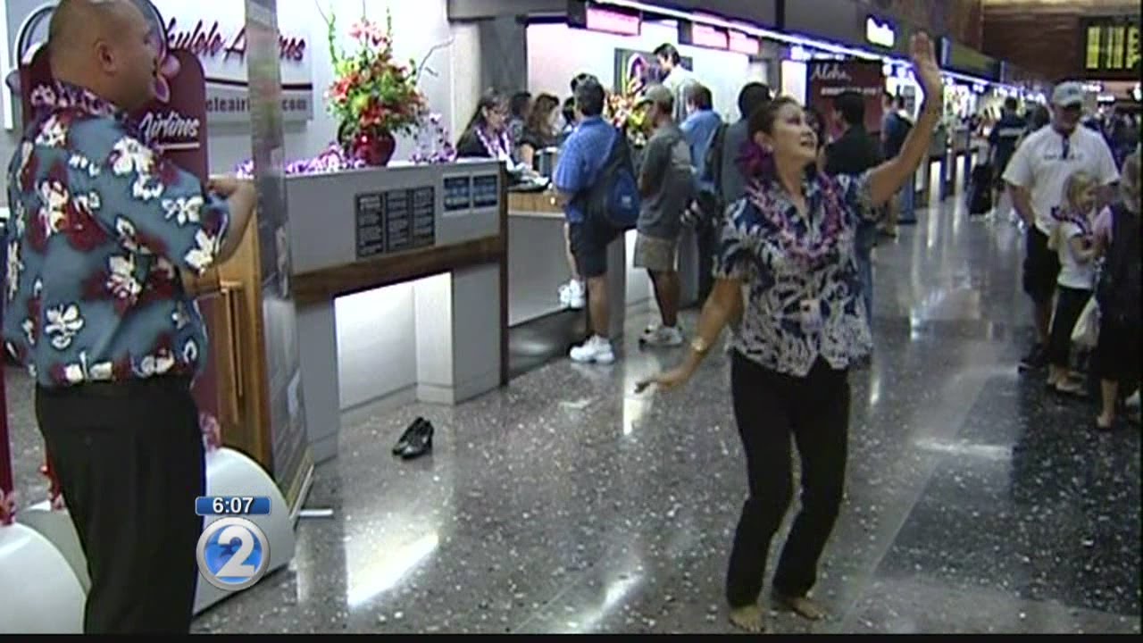 Why some musicians are allowed to perform at Hawaii's airports, but not Kaapana