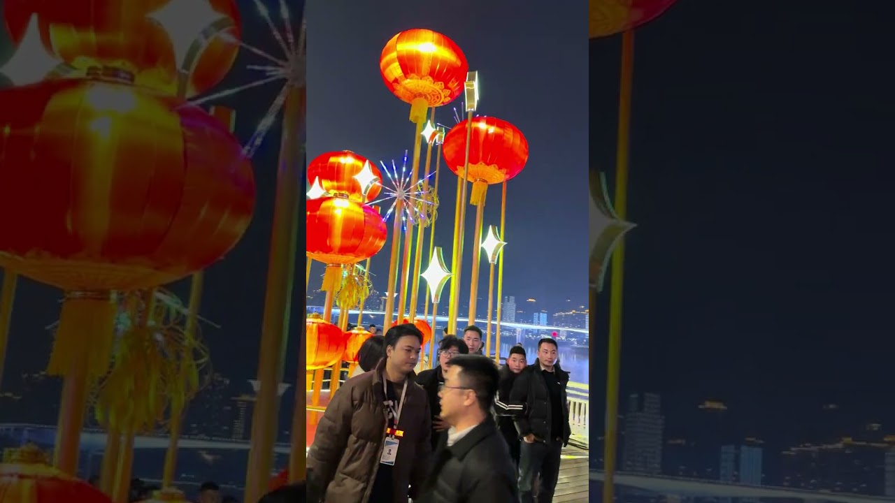 洪崖洞滨江畔的春节准备 Chinese New Year Preparation on Binjiang River's bank at Hongyadong