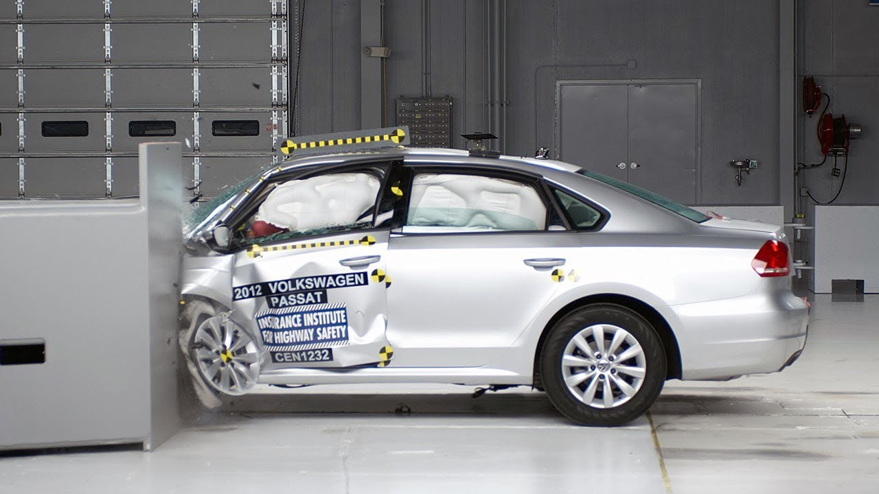 2013 Volkswagen Passat driver-side small overlap IIHS crash test