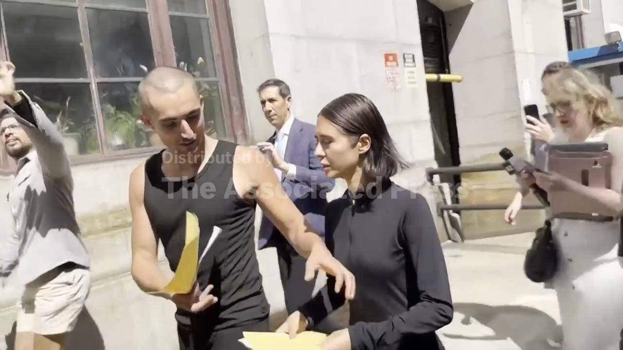 Пара скалолазов покинула суд после восхождения на антенну Эмпайр-стейт-билдинг ради предложения р...