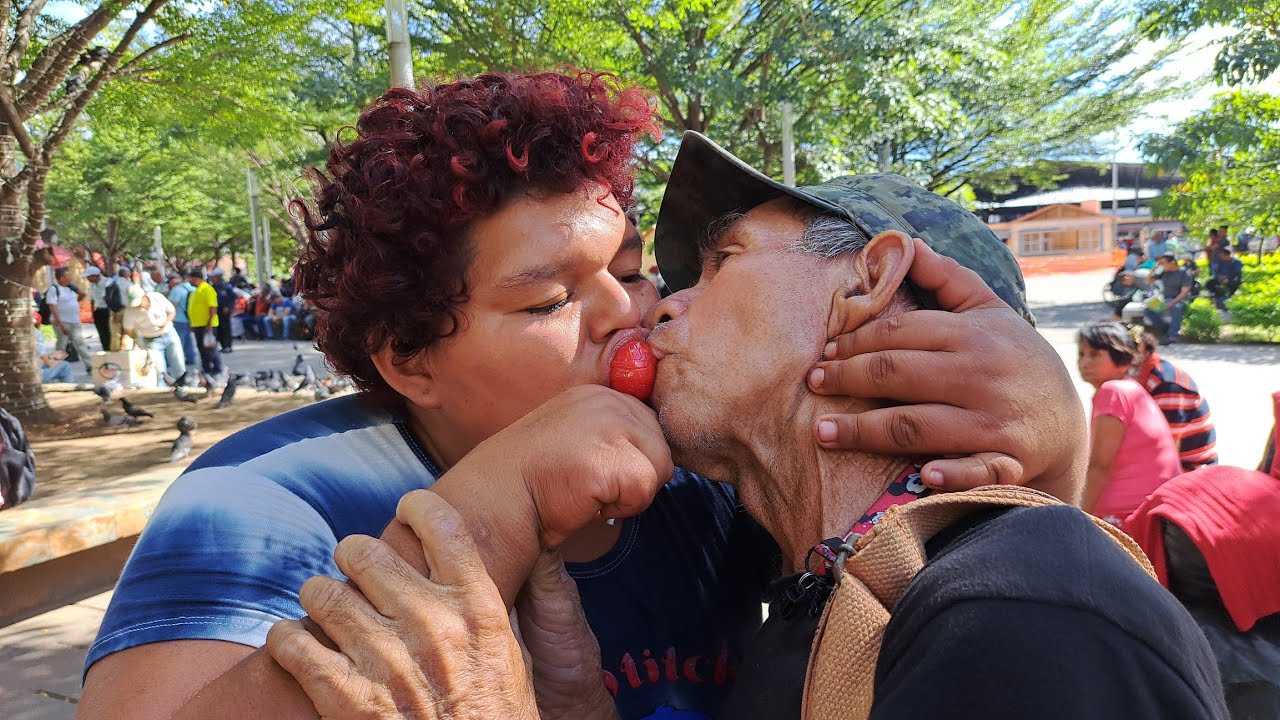 LA COLOCHA LO ESTABA AHOGANDO A PUROS BESOS AL HOMBRE DE LAS 7,000 MUJERES 😱 