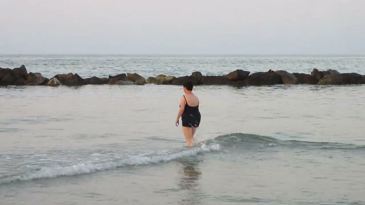 Wsch&oacute;d słońca na plaży w Montesilvano