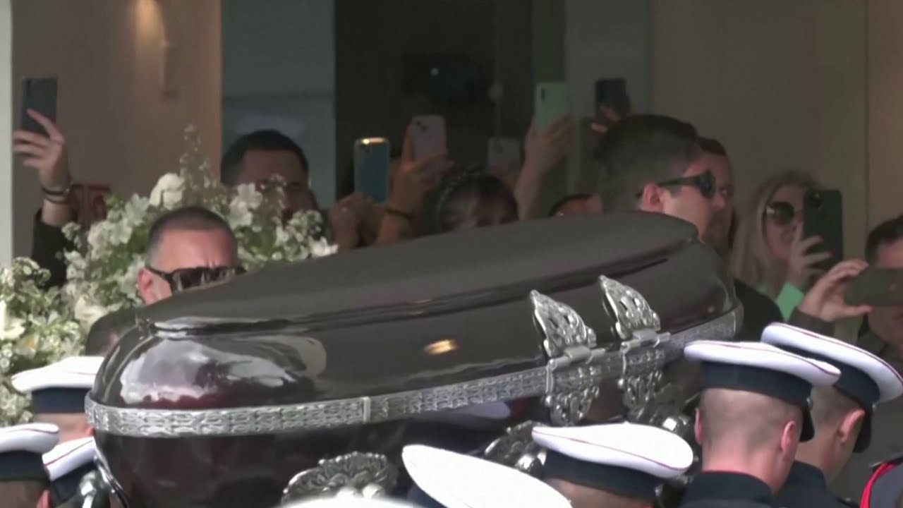 Corpo do Rei Pelé é sepultado em Santos, no litoral de São Paulo