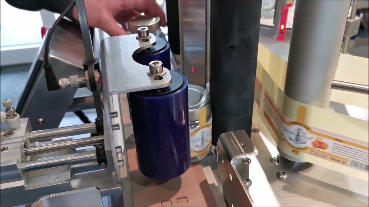 ELVO CODING - Etikettiermaschine GABRIELLE  Twist-Off Gläser mit einem Etikett mit Frischesiegel