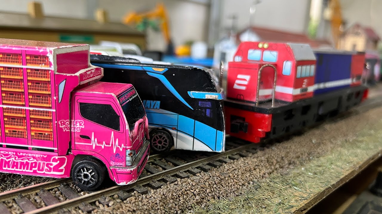 Kereta Api CC201 Livery Perumka Anjlok Menabrak Kendaraan Yang Mogok di Atas Rel Sampai Macet