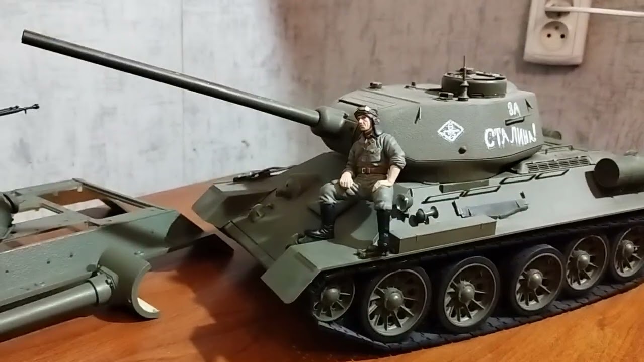 Фигурки капитана и танкиста красной армии (ИС-2).