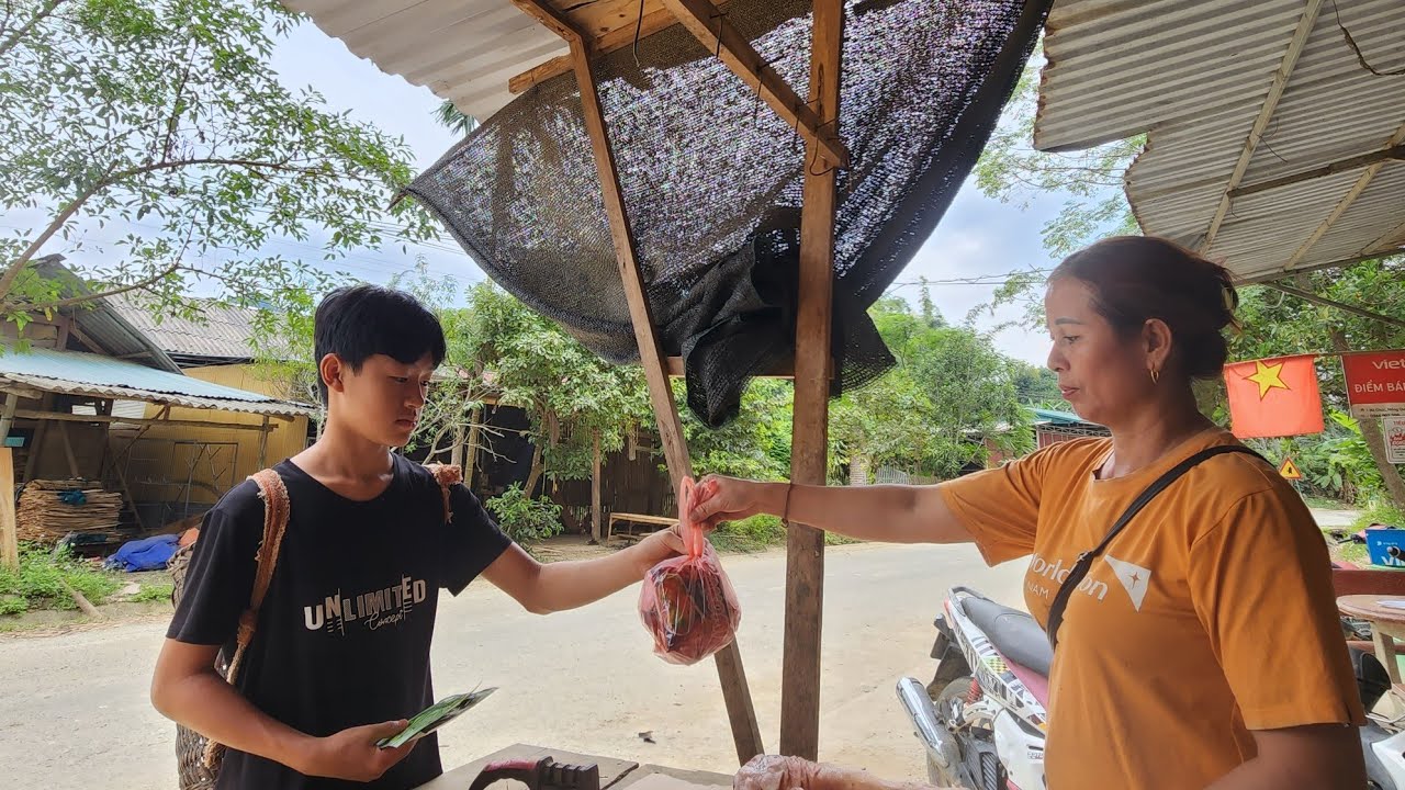 The little boy went to the field to catch crabs to sell to earn money to buy vegetable seeds to sow