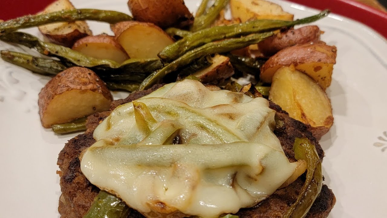 Стейки для гамбургеров с болгарским перцем, луком, грибами, жареным картофелем и зеленой фасолью