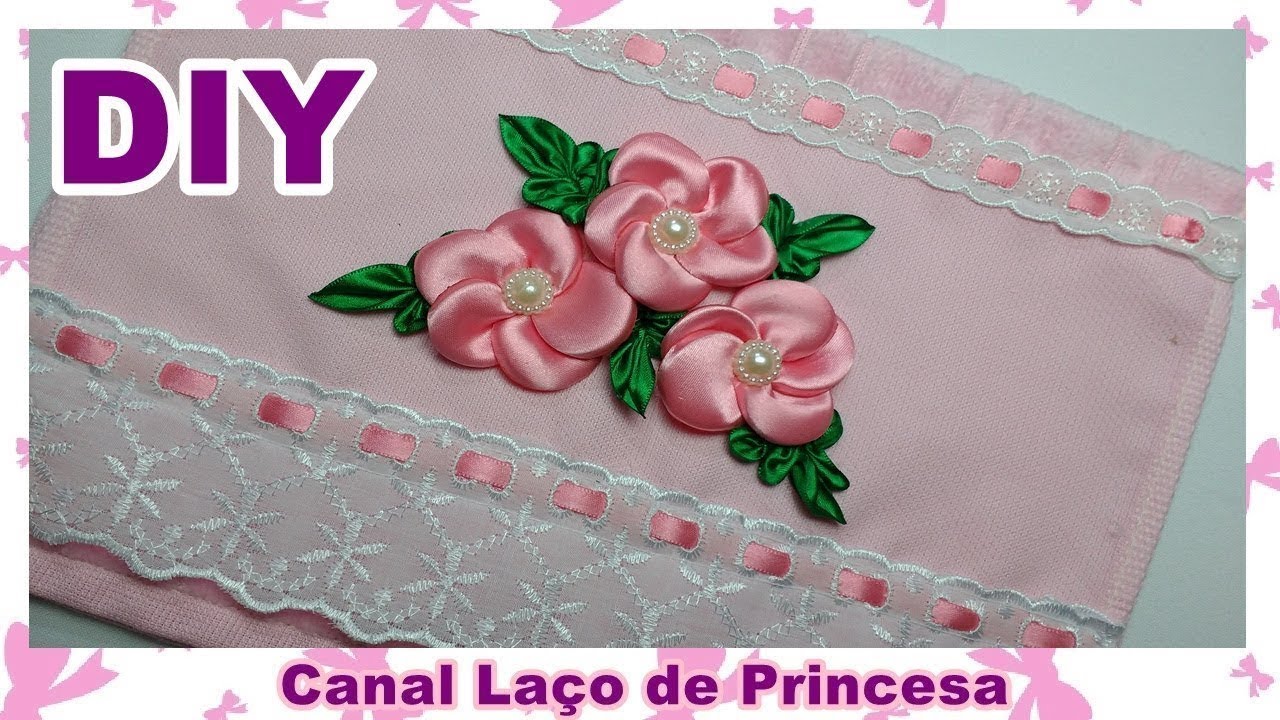 Toalha decorada com flor de fita de cetim