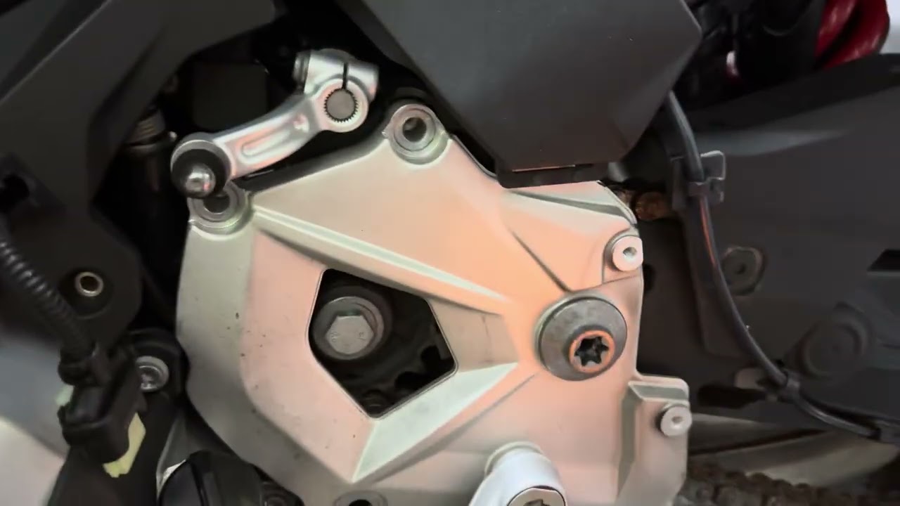 Часть 2. Снята тяга переключения передач BMW F850 GSA, готова к снятию передней звездочки.