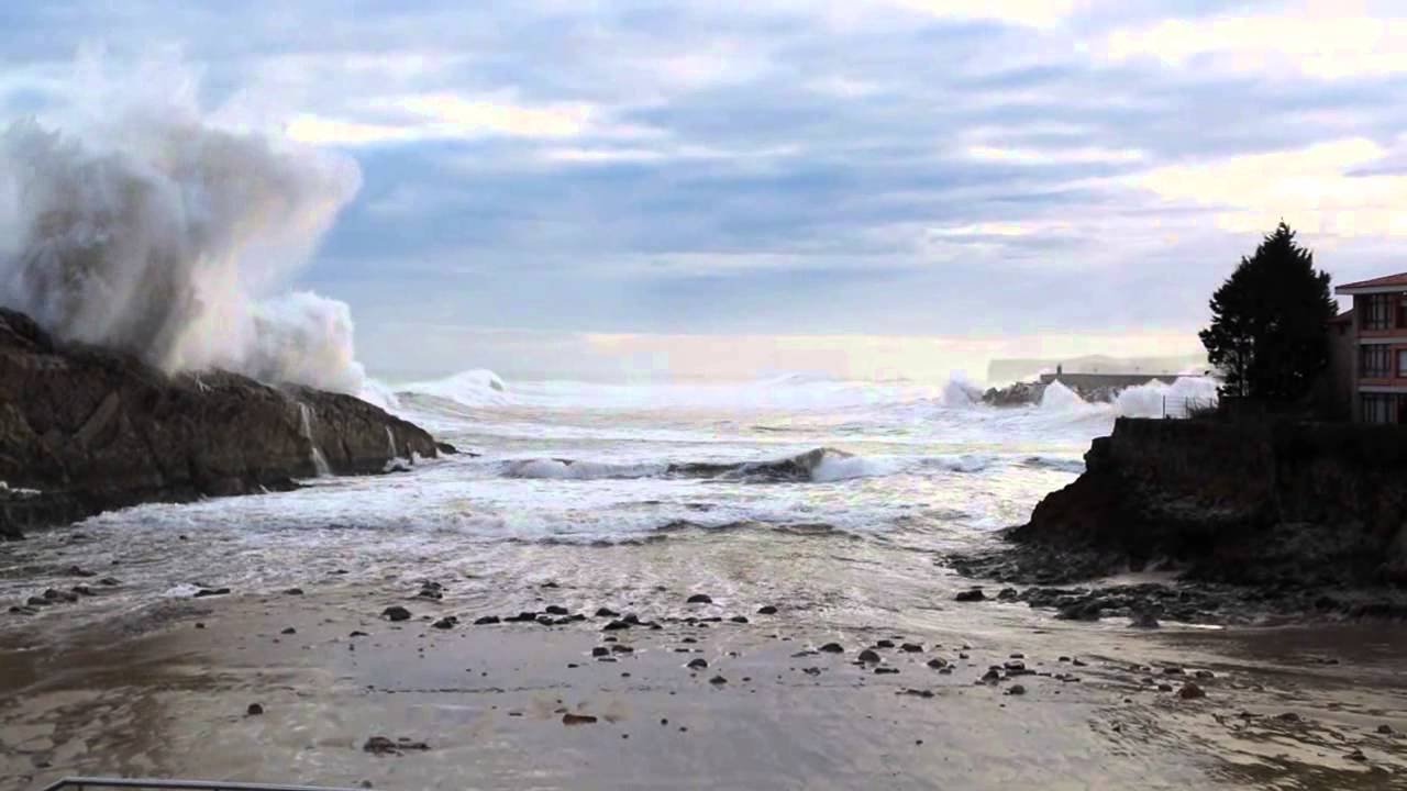 LLANES: Temporal en el mar (2 de febrero de 2014)