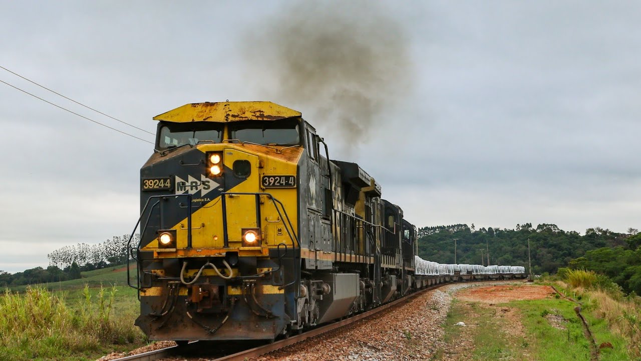 Trem de carga geral gigante e pesado com 3 Locomotivas no final de forte rampa na Ferrovia do Aço