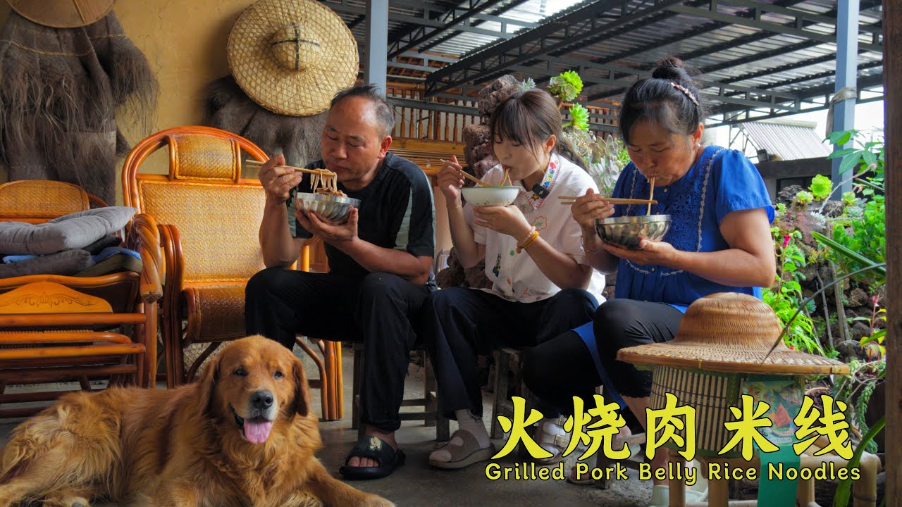 滋滋冒油的烤肉➕秘制酱汁 搅拌开来，每根米线都裹满酱料，嗦一口么～爽翻天【叫我阿霞Channel】