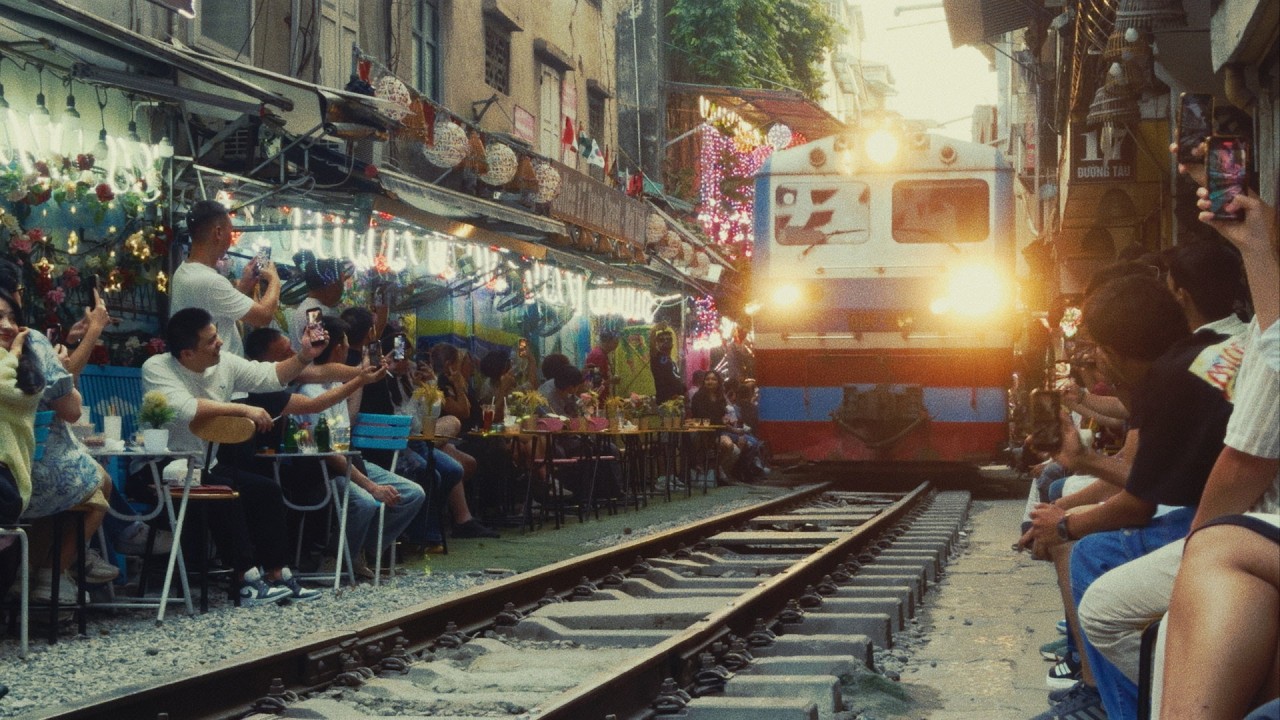 One Day in Hanoi | Film Emulation (Cineprint 35) | iPhone 17 Pro