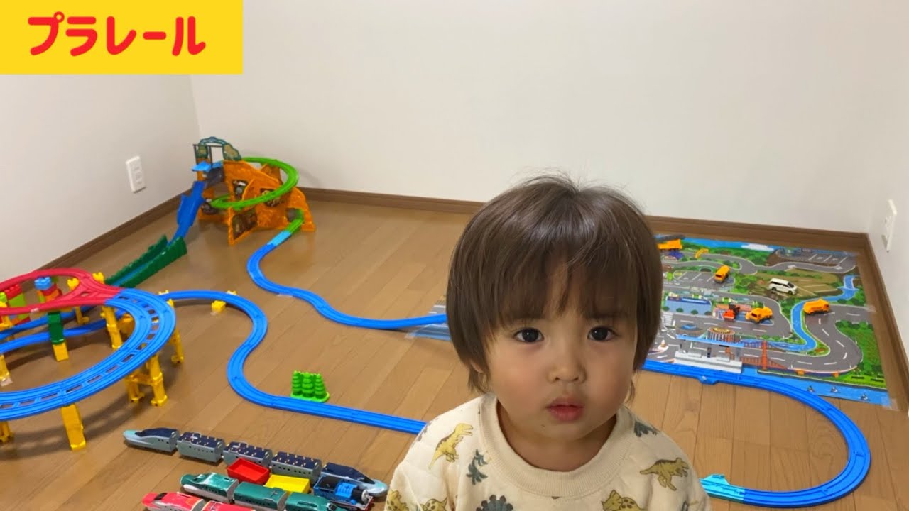【プラレール】プラレールのドキドキマウンテンとトミカレジャーマップシートでレールを作って遊びました