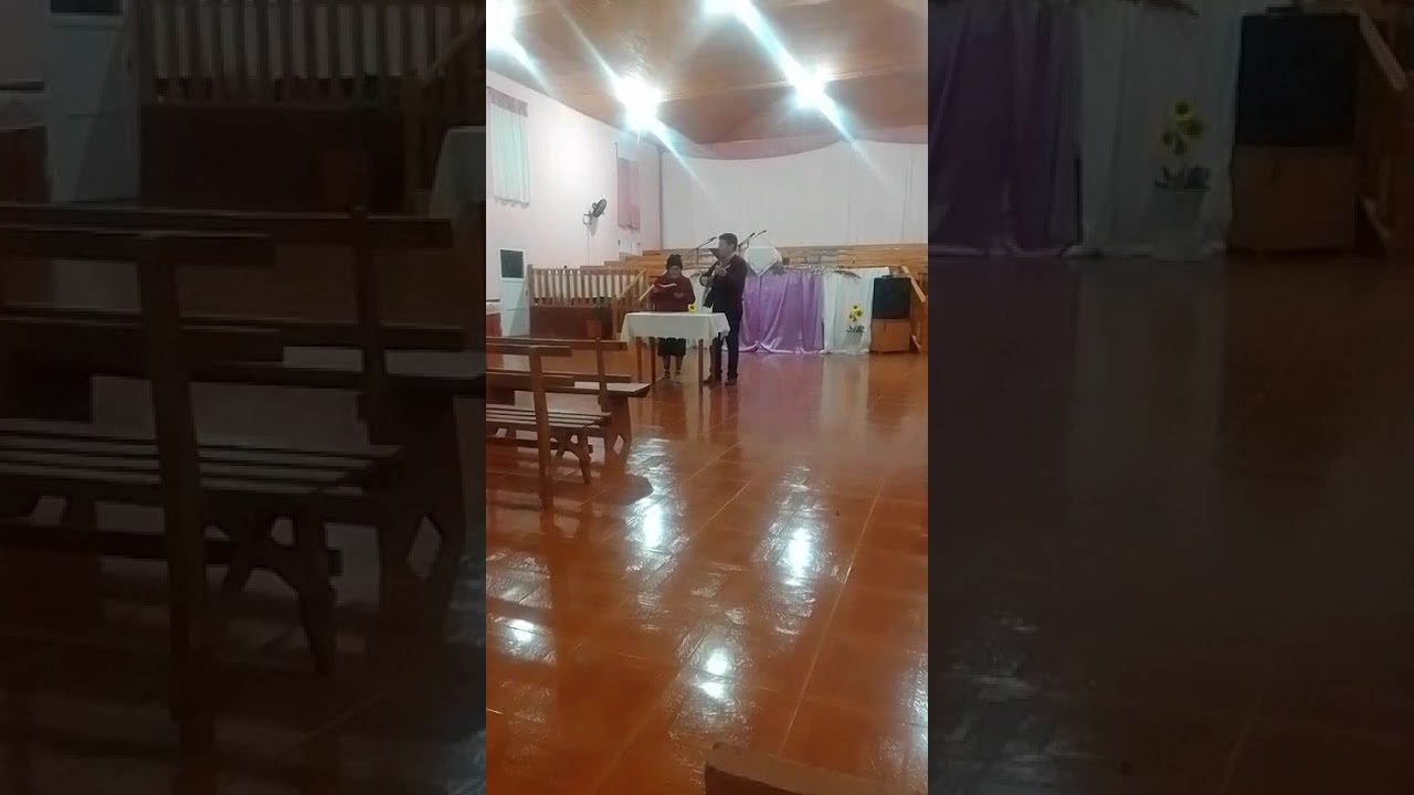 Mi madresita con sus 80 años cantando con migo  en su iglesia de: Pte Illia Misiones. 