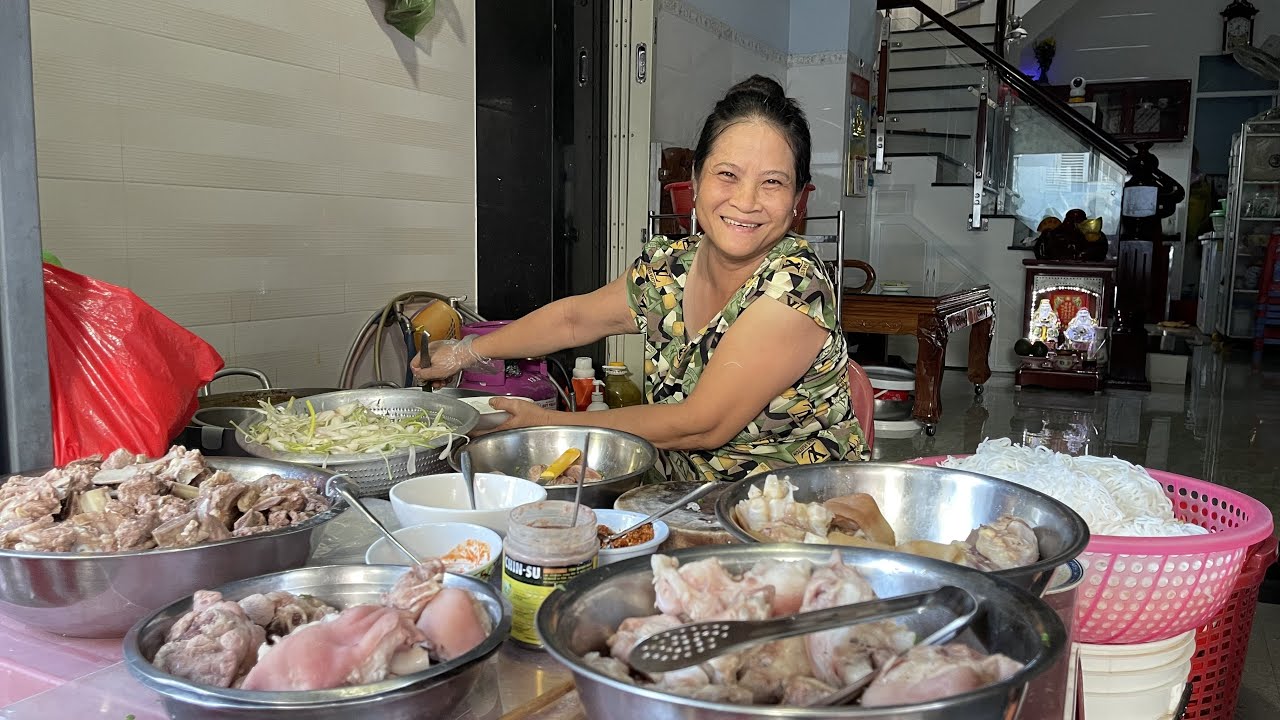 Ẩm Thực Nha Trang: Quán Bún Bò 22 Năm Nằm Sâu Trong Hẻm Nhỏ | Những Món Ăn Bình Dân Nha Trang