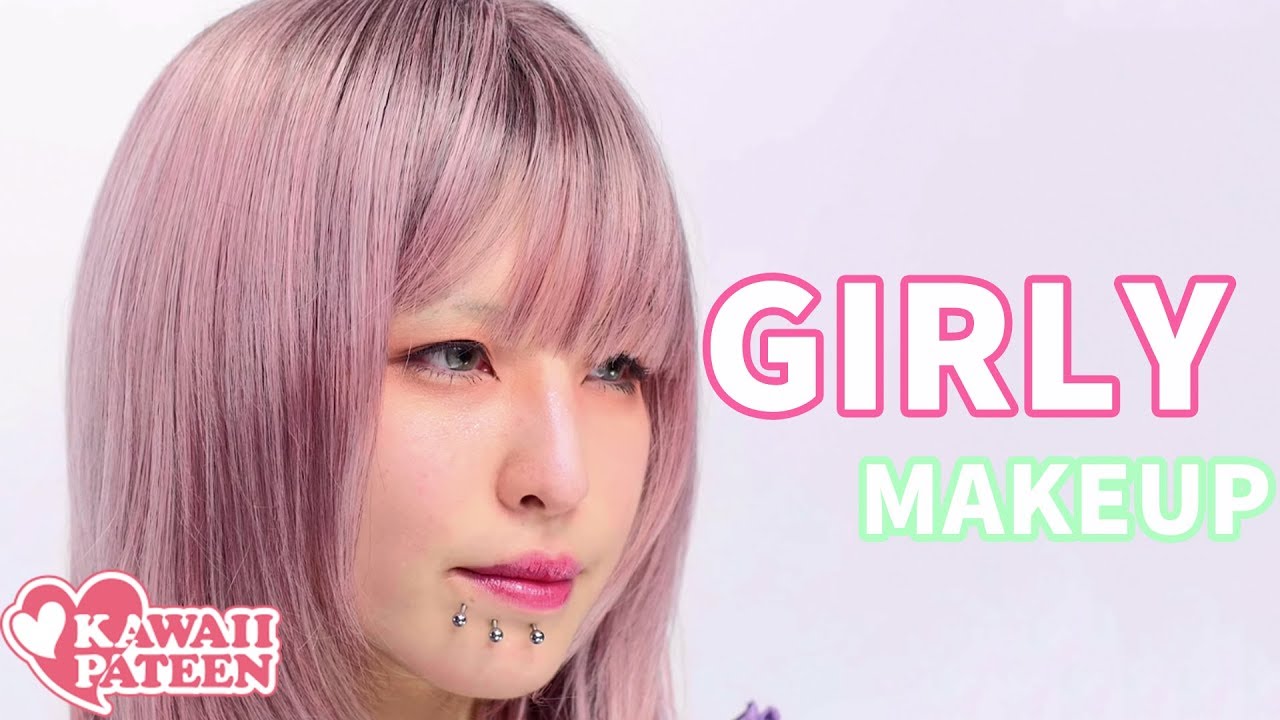 ДЕВУШКА, Глядя на макияж, используя парик