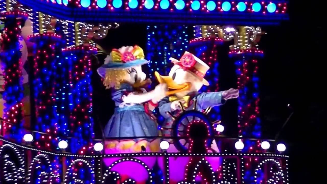 濃厚なキスをするドナデジ♡エレクトリカルパレード・ドリームライツ