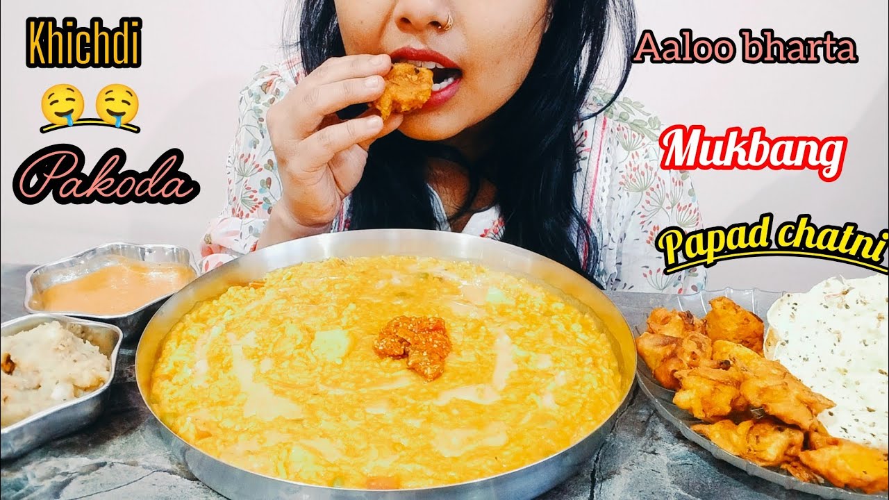 Eating delicious 🤤 khichdi 😋wid aaloo bhorta &pakoda &chatni #indianfood #vegfood 