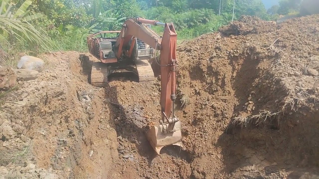 Skills Operator Excavator Gali Tanah Muat Ke Dump Truck