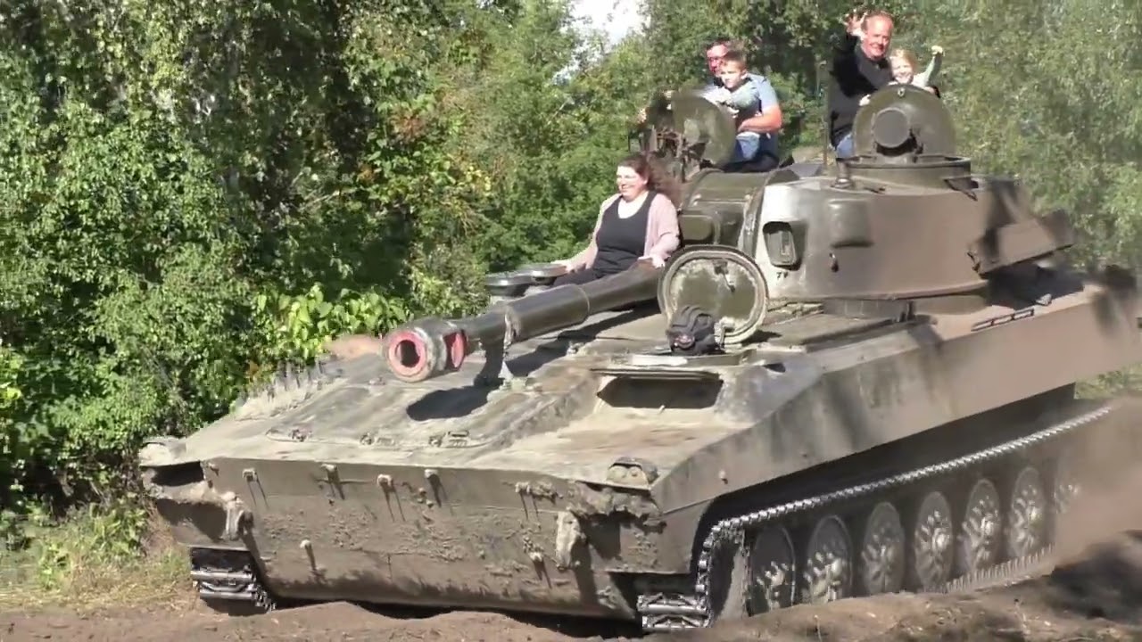 Panzerhaubitze 2S1 Gvozdika in Aschersleben 2025