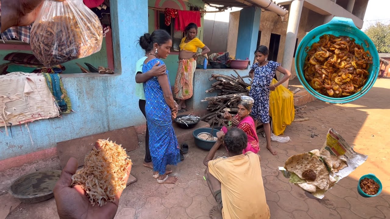 आई सोबत मच्छी विकाय आदिवासी वाडीत फिरलो । Kokan Village | सोबत जवळा आणि चटणी भाकर दिले खायाला …😋
