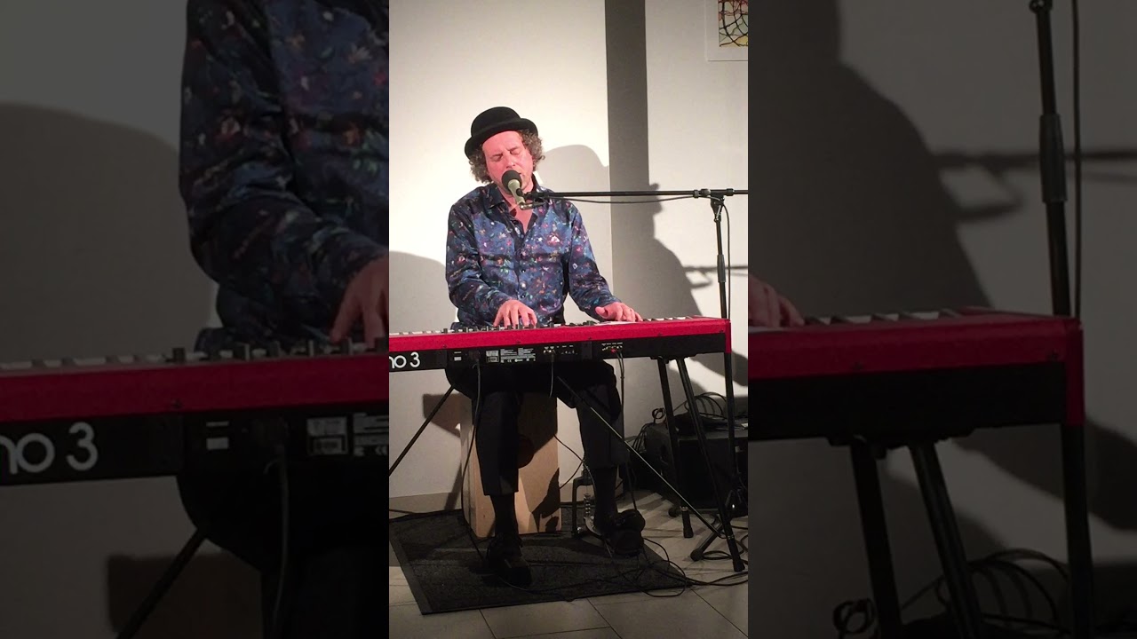Ramon Bessel (1) im KreativRaum an der Schwelle: &Uuml;berraschende humoristisch-musikalische Show​