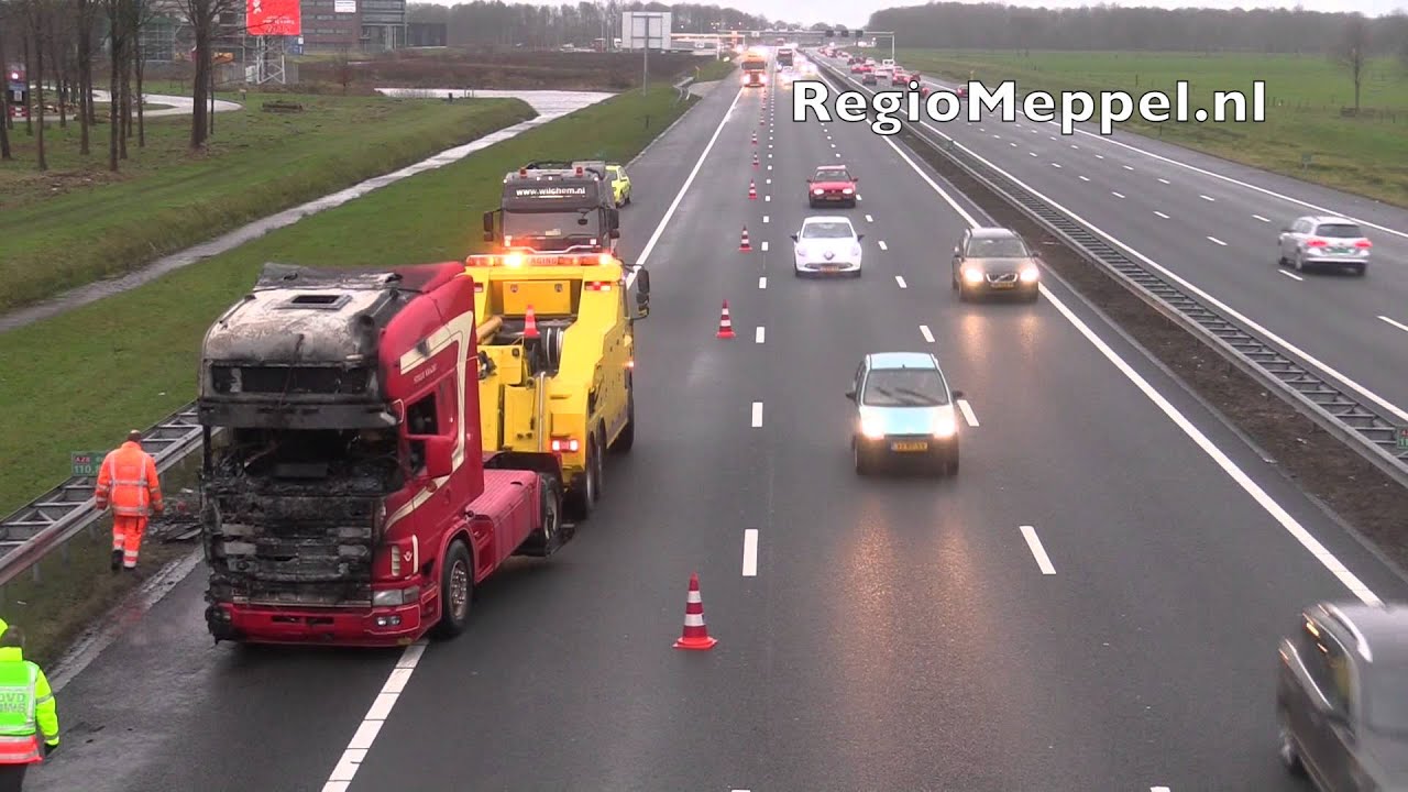 Bergingswerkzaamheden na vrachtwagenbrand A28 Staphorst