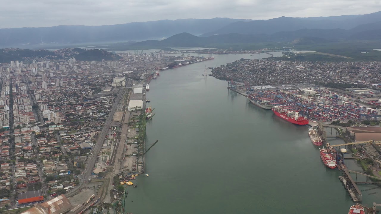 Voo de drone sobre o Porto de Santos