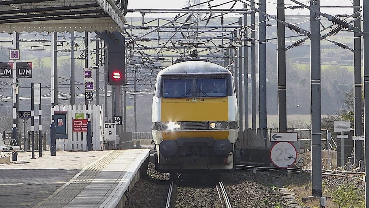 LNER InterCity 225s passing Berwick-upon-Tweed (11/3/2020)