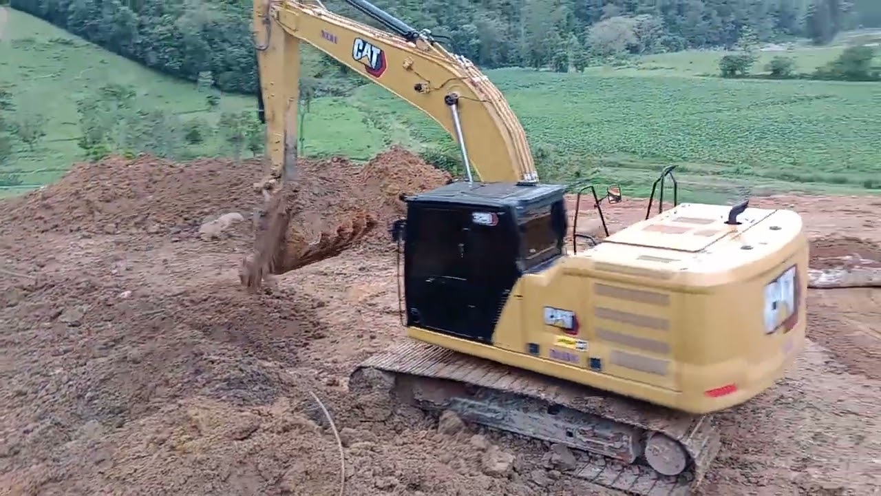 Escavadeira 320 nova gera&ccedil;&atilde;o Caterpillar cortando rampa do ch&atilde;o....