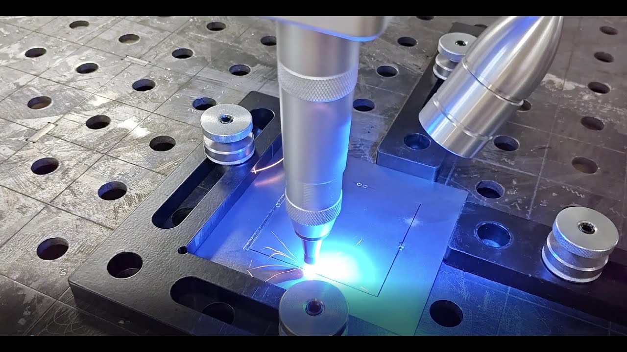 Integracja robota spawalniczego FR10 z głowicą laserową | Akcesoria i możliwości