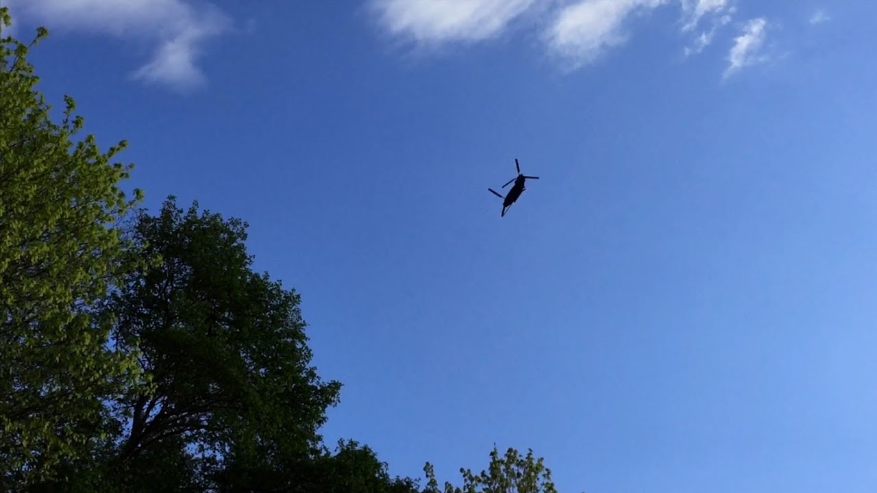 Пролет вертолета Boeing MH-47 Chinook армии США | Выглядит как гигантское летающее насекомое!