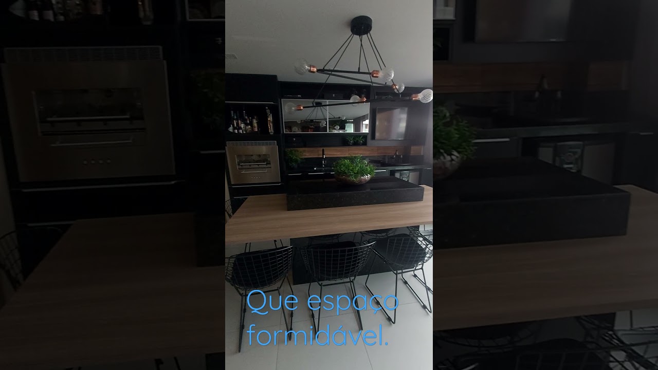 Varanda gourmet integrada com a sala.