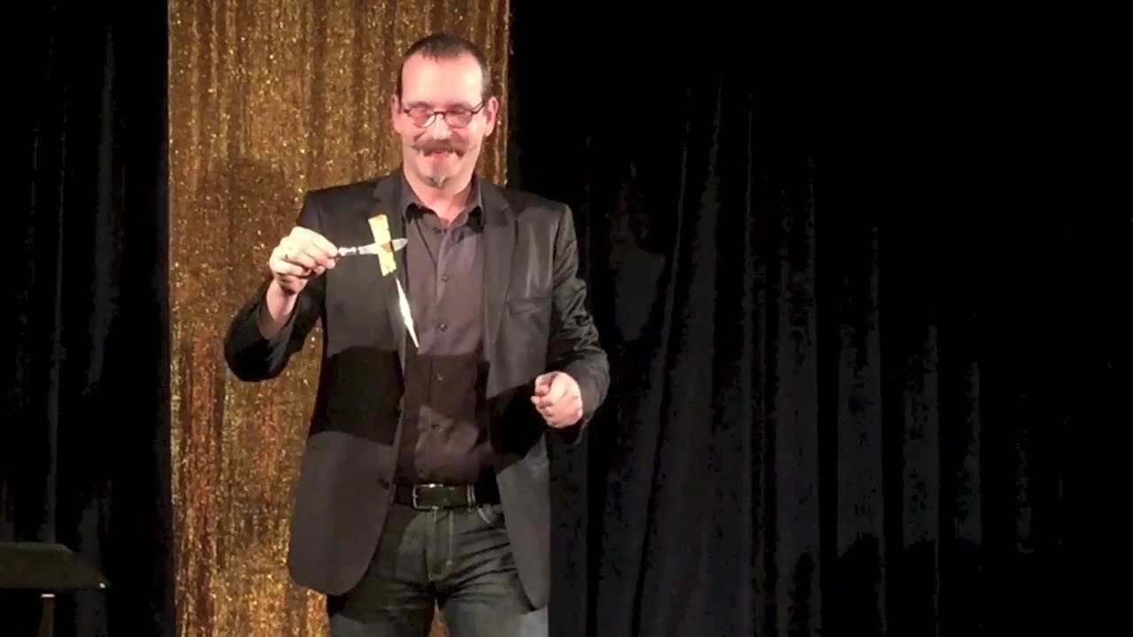 Spoon magic trick performance by Axel Hecklau