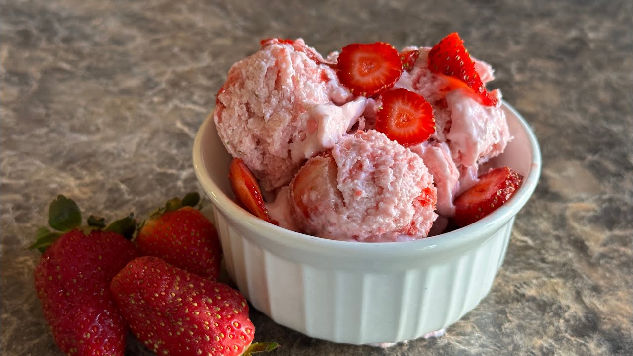 Низкоуглеводное клубнично-творожное мороженое. Невероятно вкусно.