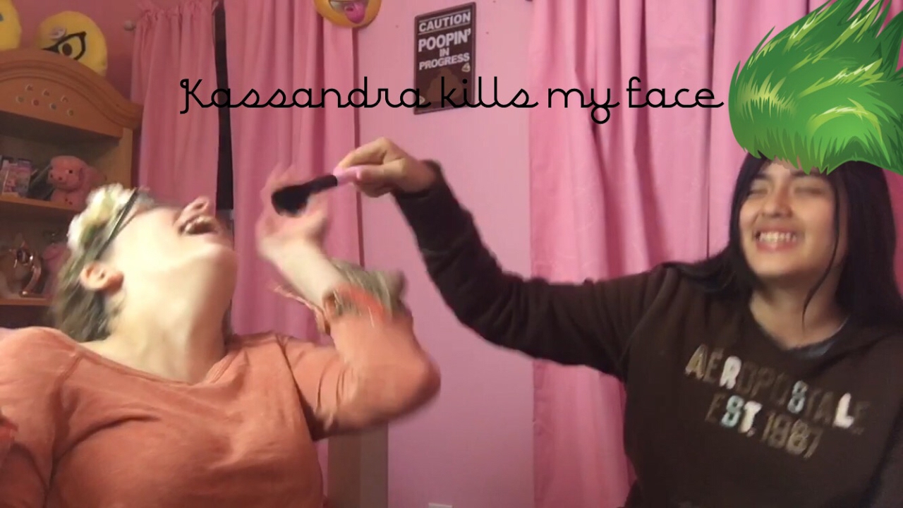 Kassandra does my makeup ( help this child!)