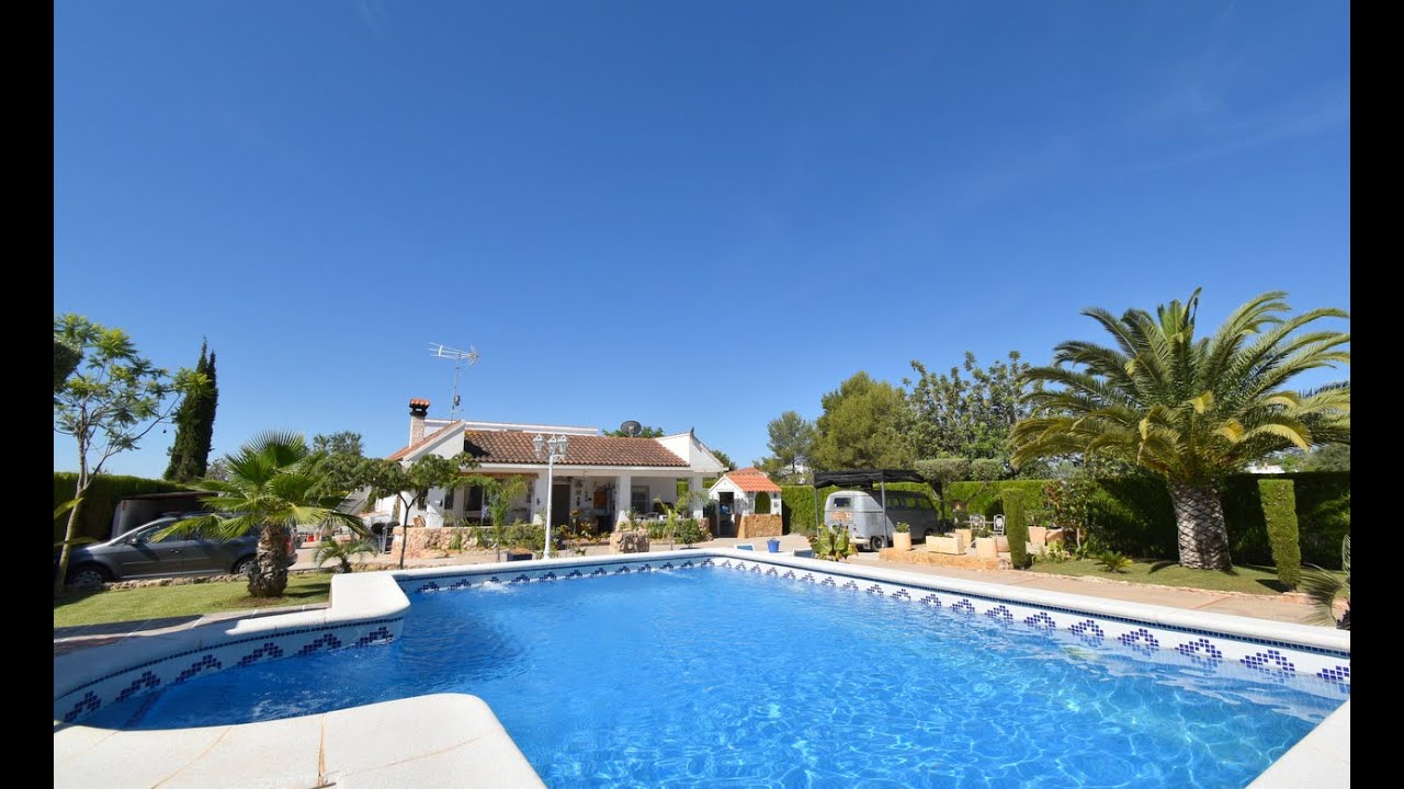 €187,500 - 4-bedroom, 1-bathroom villa set on a beautiful plot with a great pool near Llíria.
