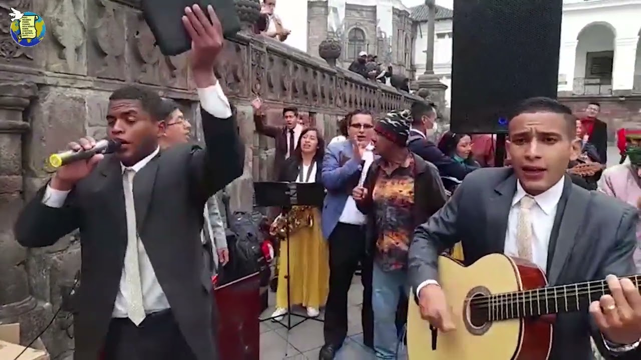 EVANGELIZANDO CON OPOSICIÓN DE LA POLICÍA EN QUITO ECUADOR