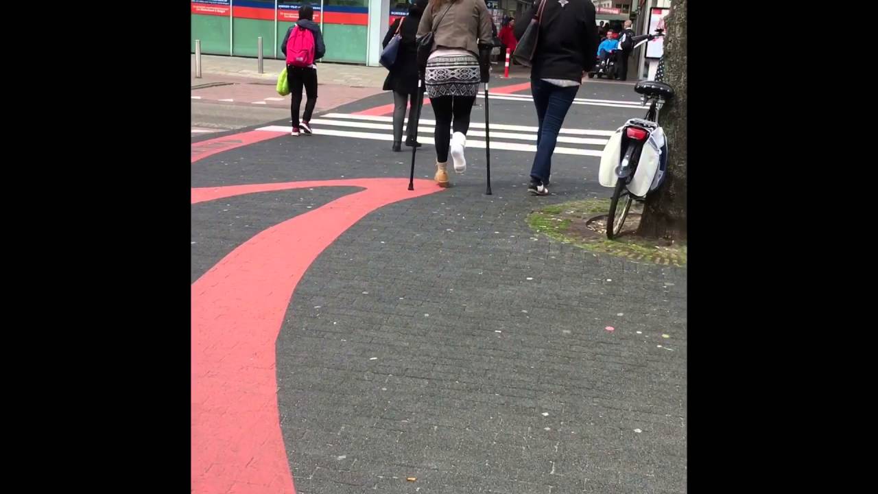 Op krukken / girl on crutches