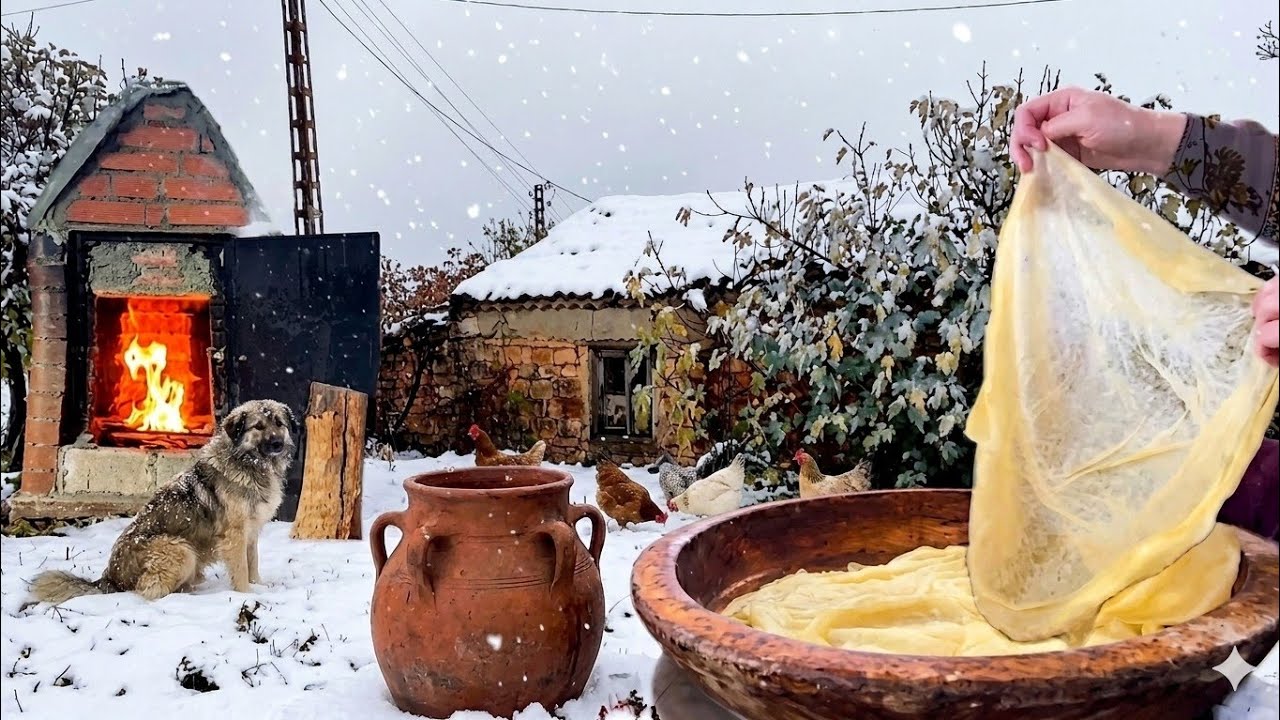 ثلوج.كثيفة على القرية لقد حضرنا الفطير باللحم الطعام التقليدي المناسب لبرد الشتاء village life