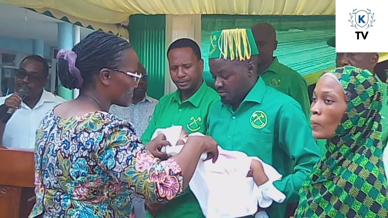 KATIBU  WAZAZI MKOA WA DAR,ALEKEZA MLEZI WA MTOTO ALIETELEKEZWA AMANA  KUPEWA CHETI CHA UTAMBUZI.