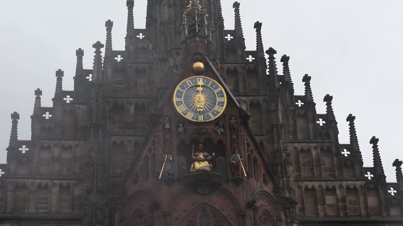 【からくり時計】ドイツ・ニュルンベルク（Nürnberg）聖フラウエン教会のからくり天文時計「Männleinlaufen」（12時）