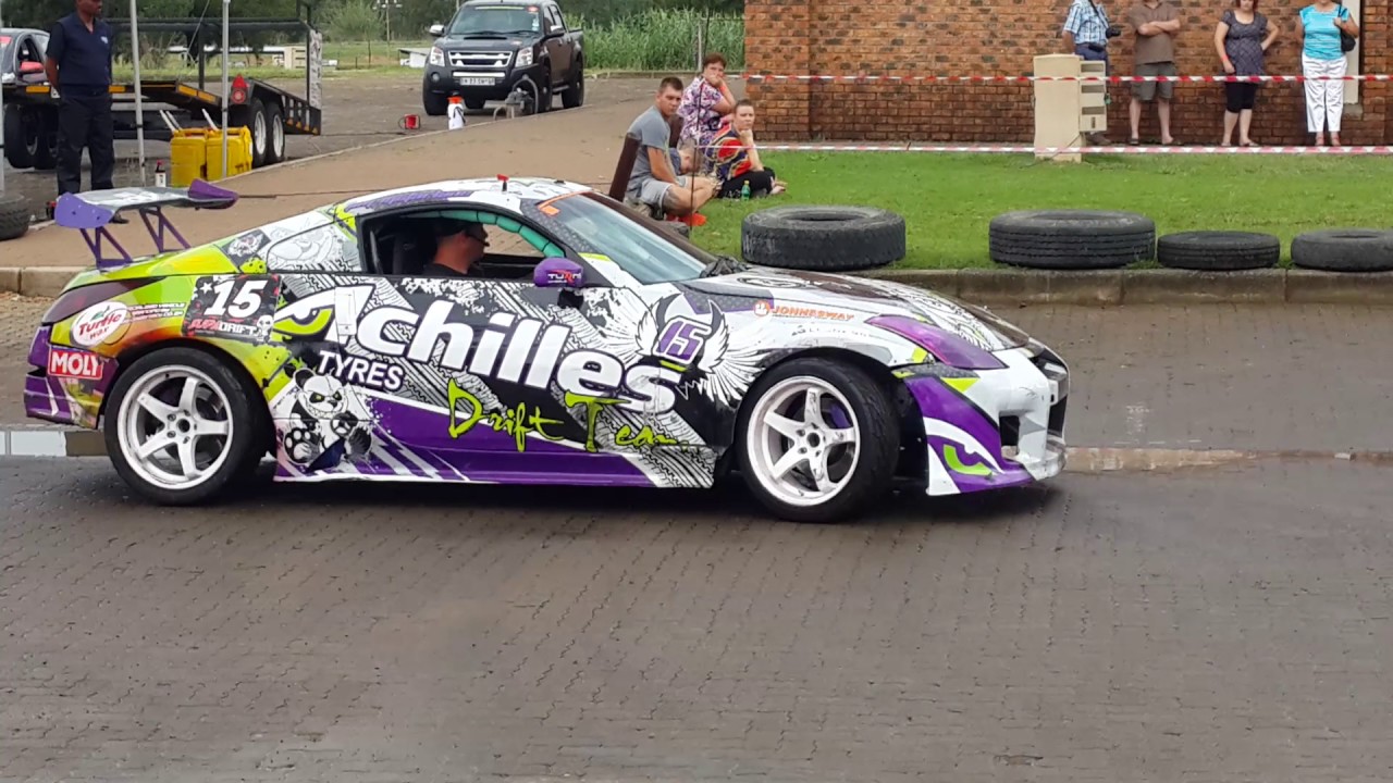 Nissan 350z drifting into a parking space